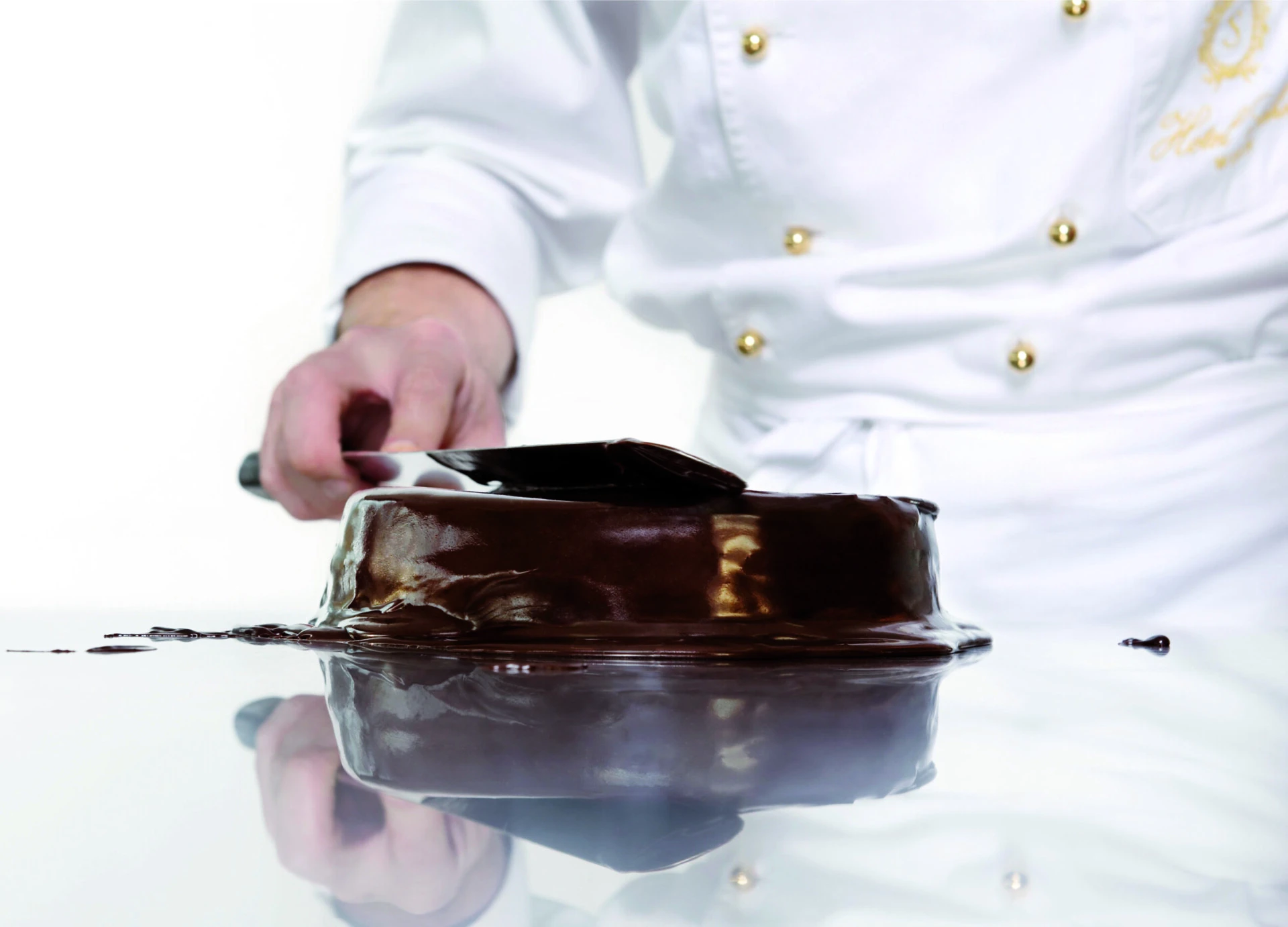 original-sacher-torte-glazing-02