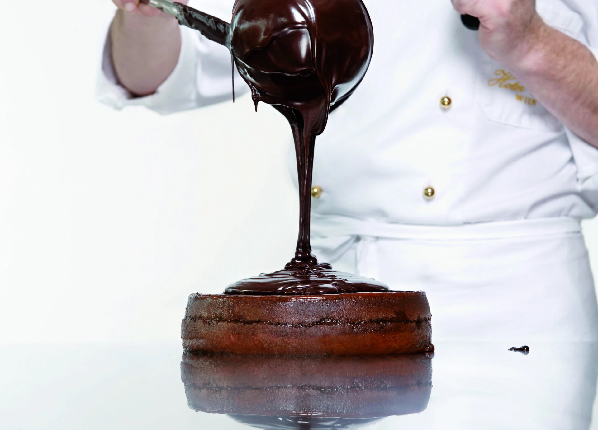 original-sacher-torte-glazing-01