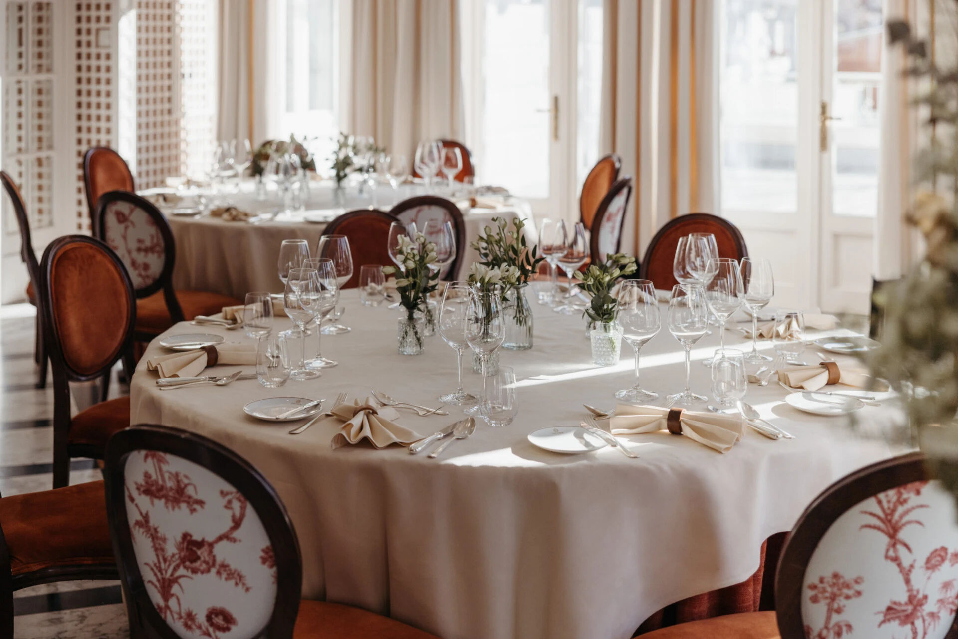 Fine dining table setting at Hotel Sacher Salzburg with wine glasses, folded napkins, silver cutlery and elegant table decor for private events.