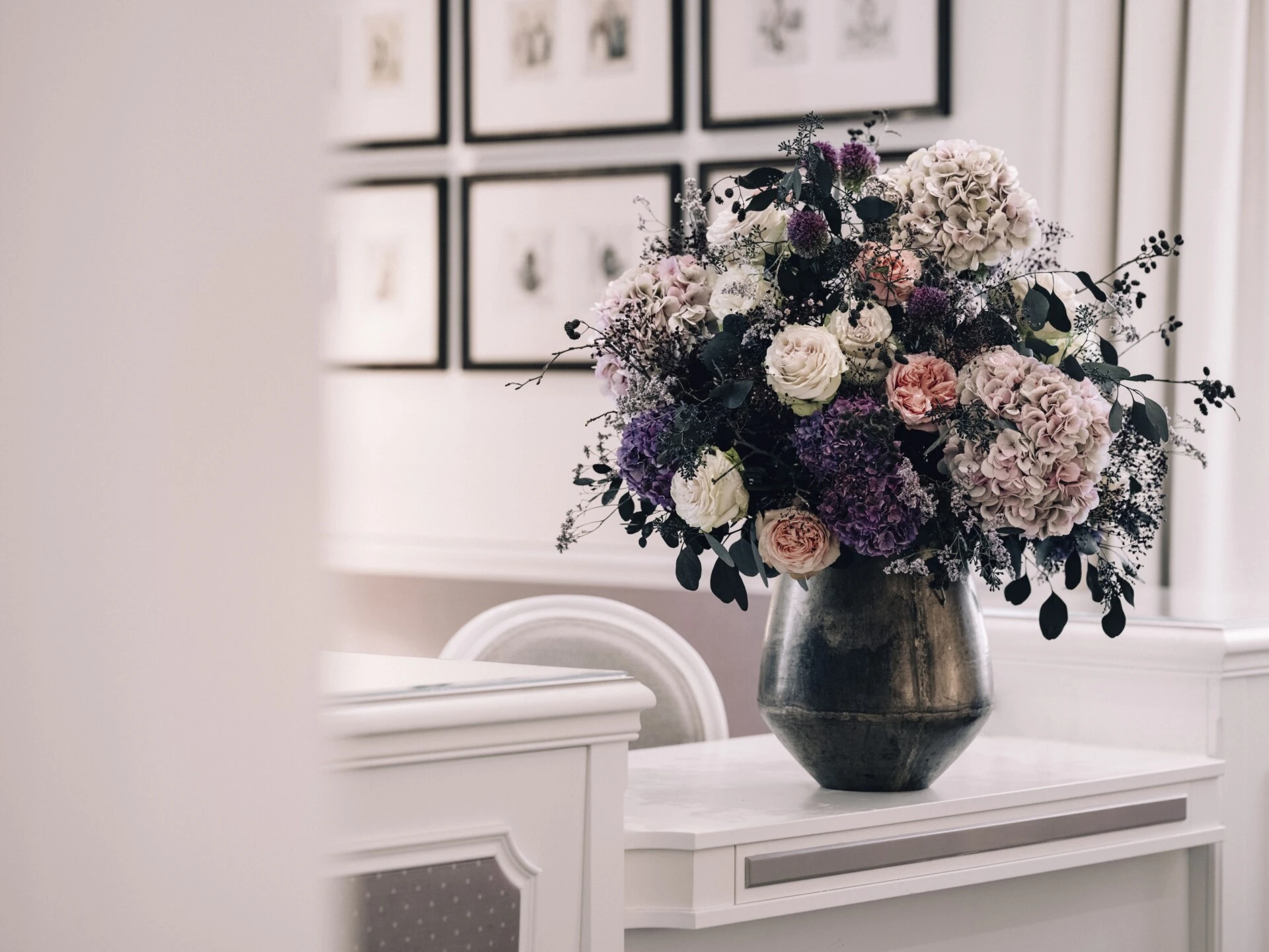Close-up of a floral arrangement in the Junior Suite at Hotel Sacher Salzburg, featuring hydrangeas, roses and elegant classic interior details.