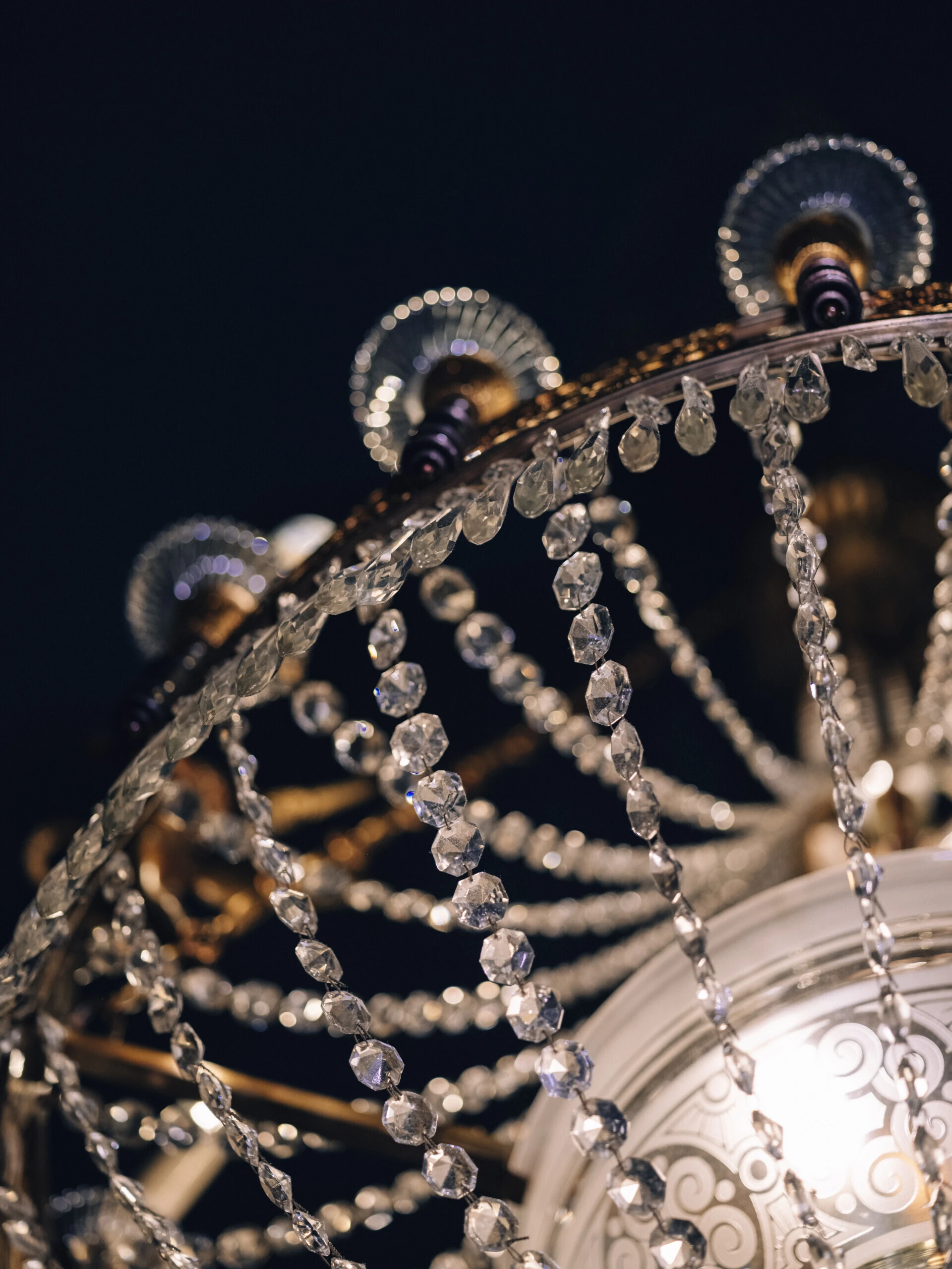 Close-up of the crystal chandelier in the Blaue Bar.