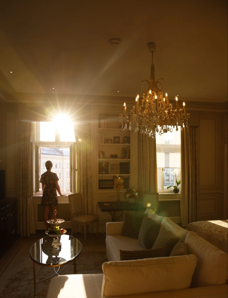 hotel-sacher-wien-rigaud-zimmer-impressionen-iii--hotel-sacher-e1651497088453 Bathed in golden sunset light, this luxurious Hotel Sacher suite exudes timeless elegance and tranquil charm.